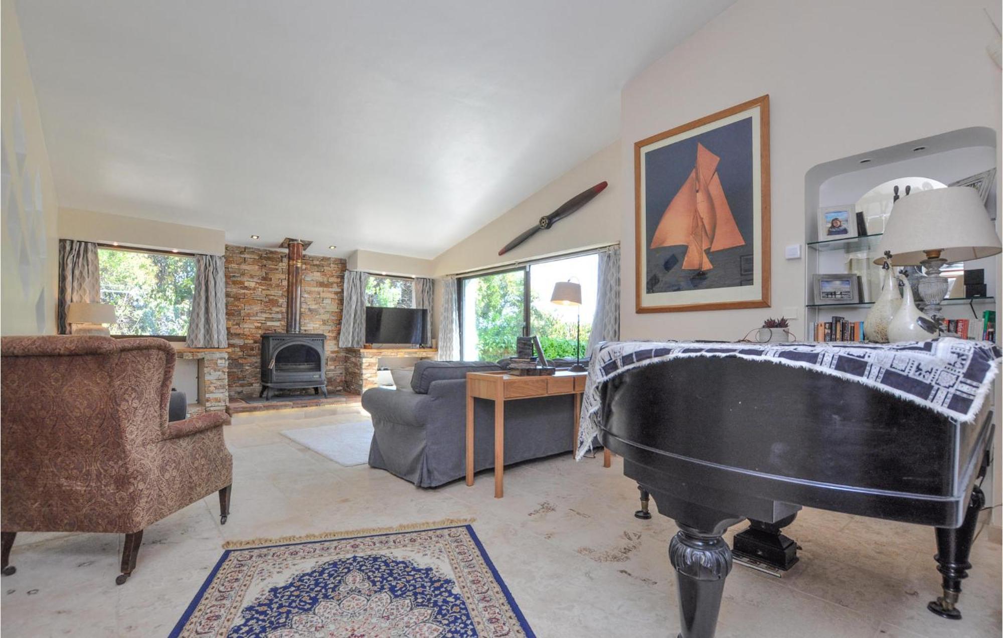 4 Bedroom Amazing In Fréjus