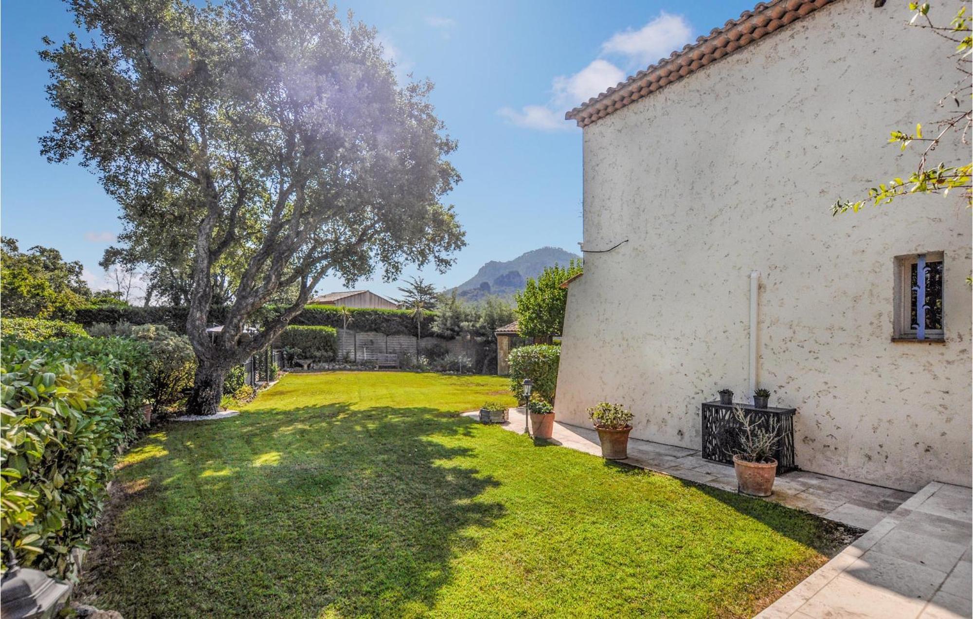 Hébergement de vacances 4 Bedroom Amazing In Fréjus