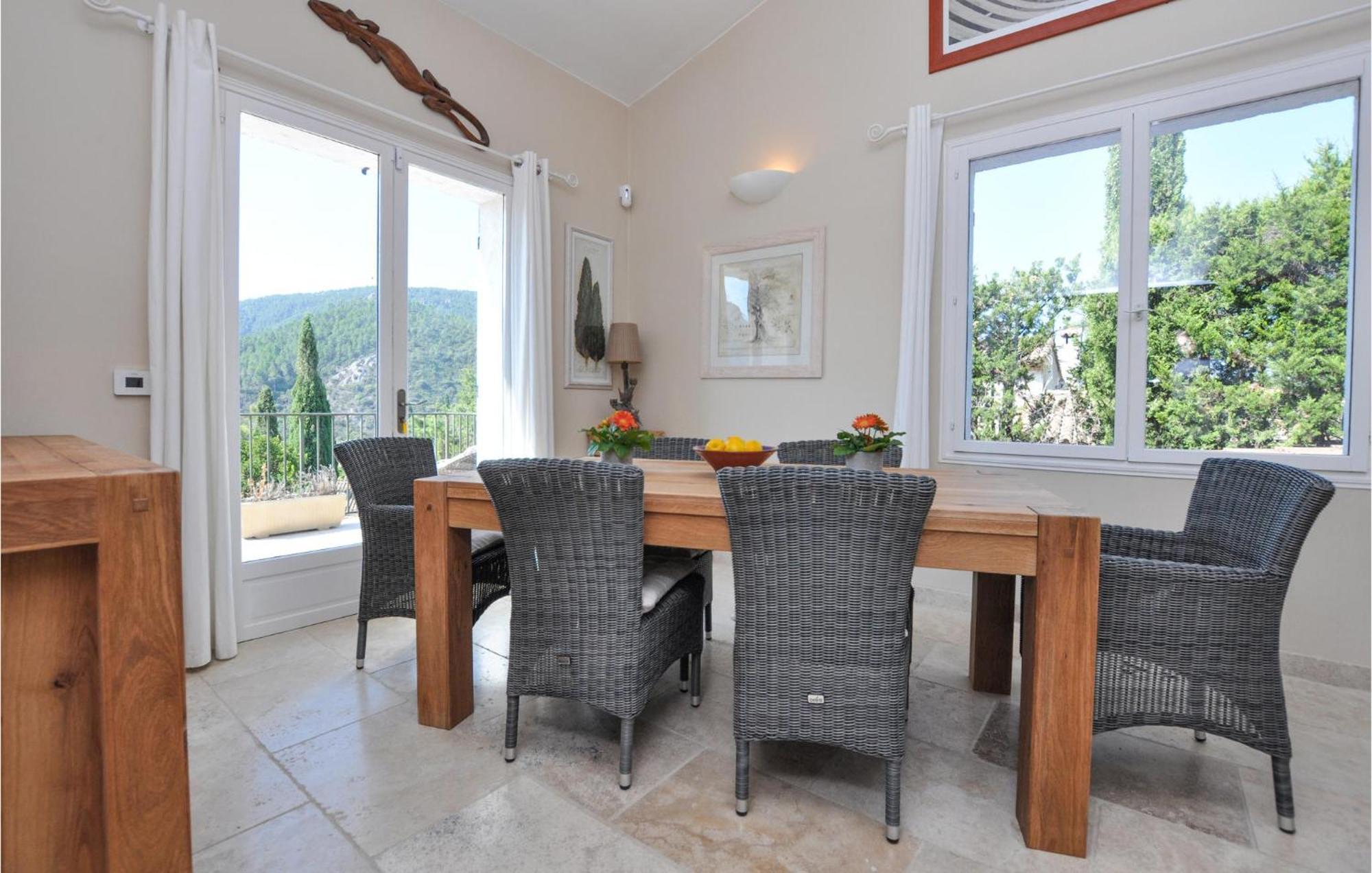 4 Bedroom Amazing In Fréjus