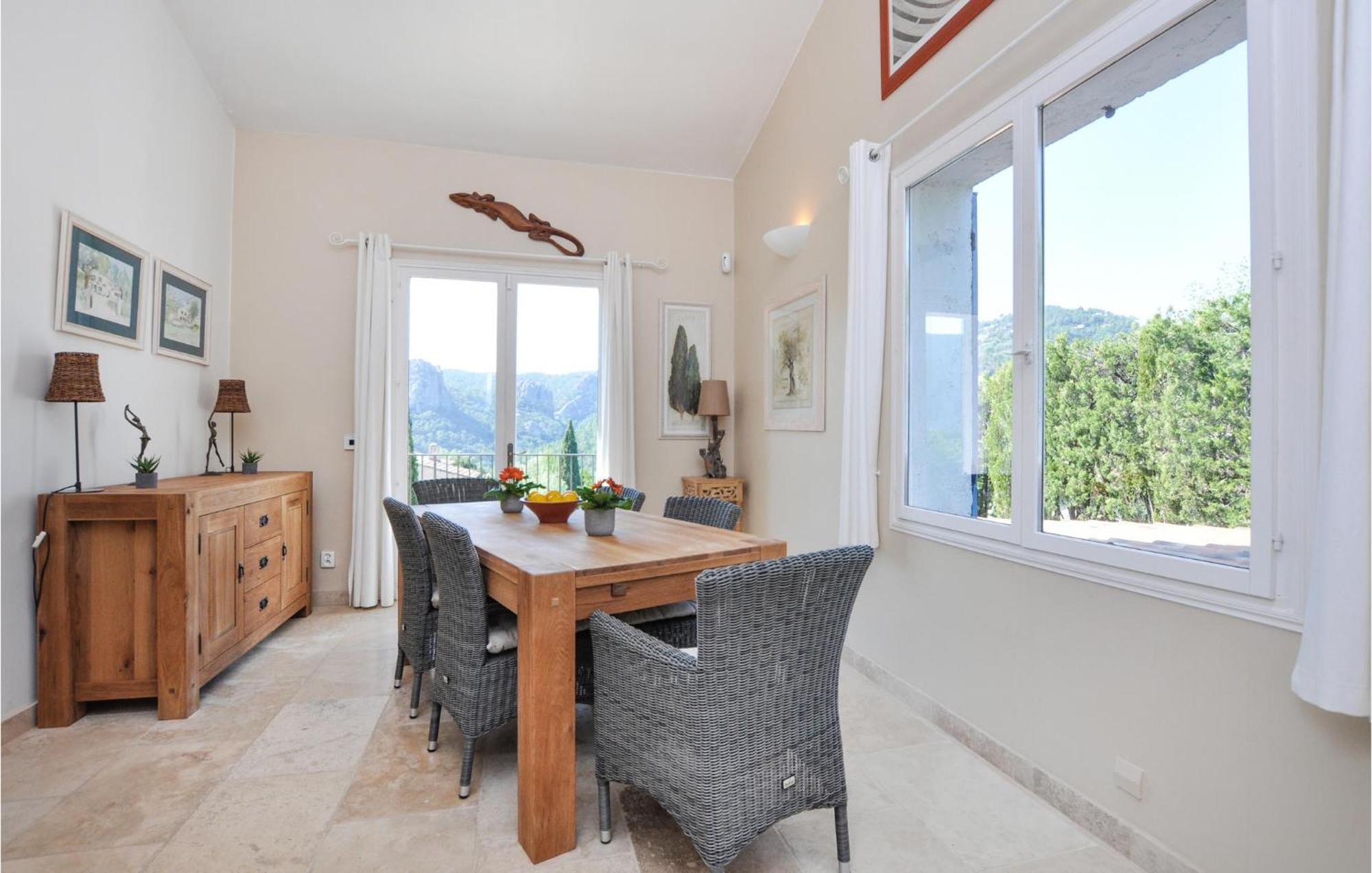 4 Bedroom Amazing In Hébergement de vacances Fréjus