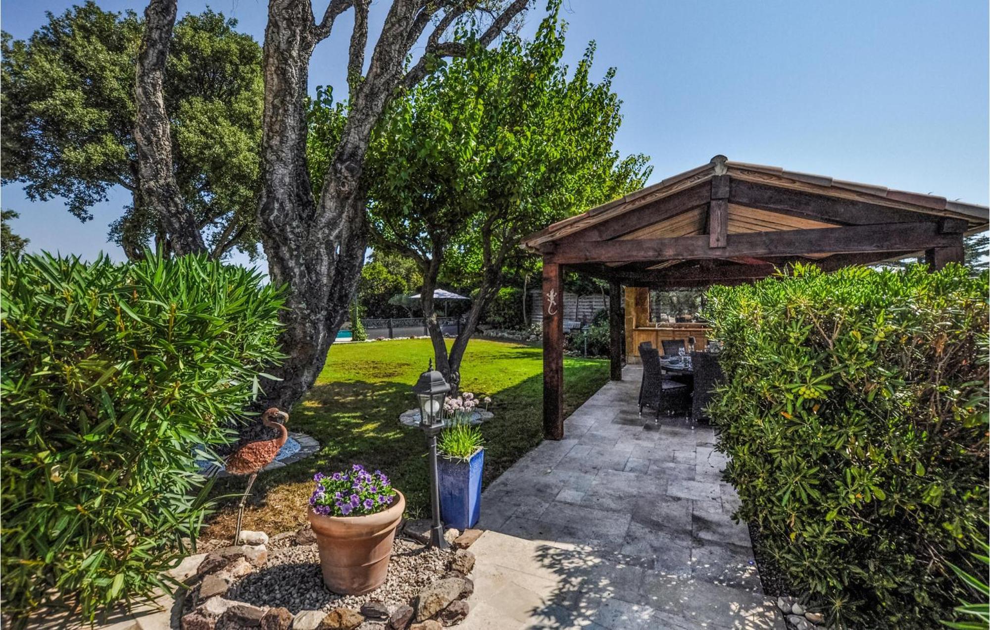 Casa vacanze 4 Bedroom Amazing In Fréjus