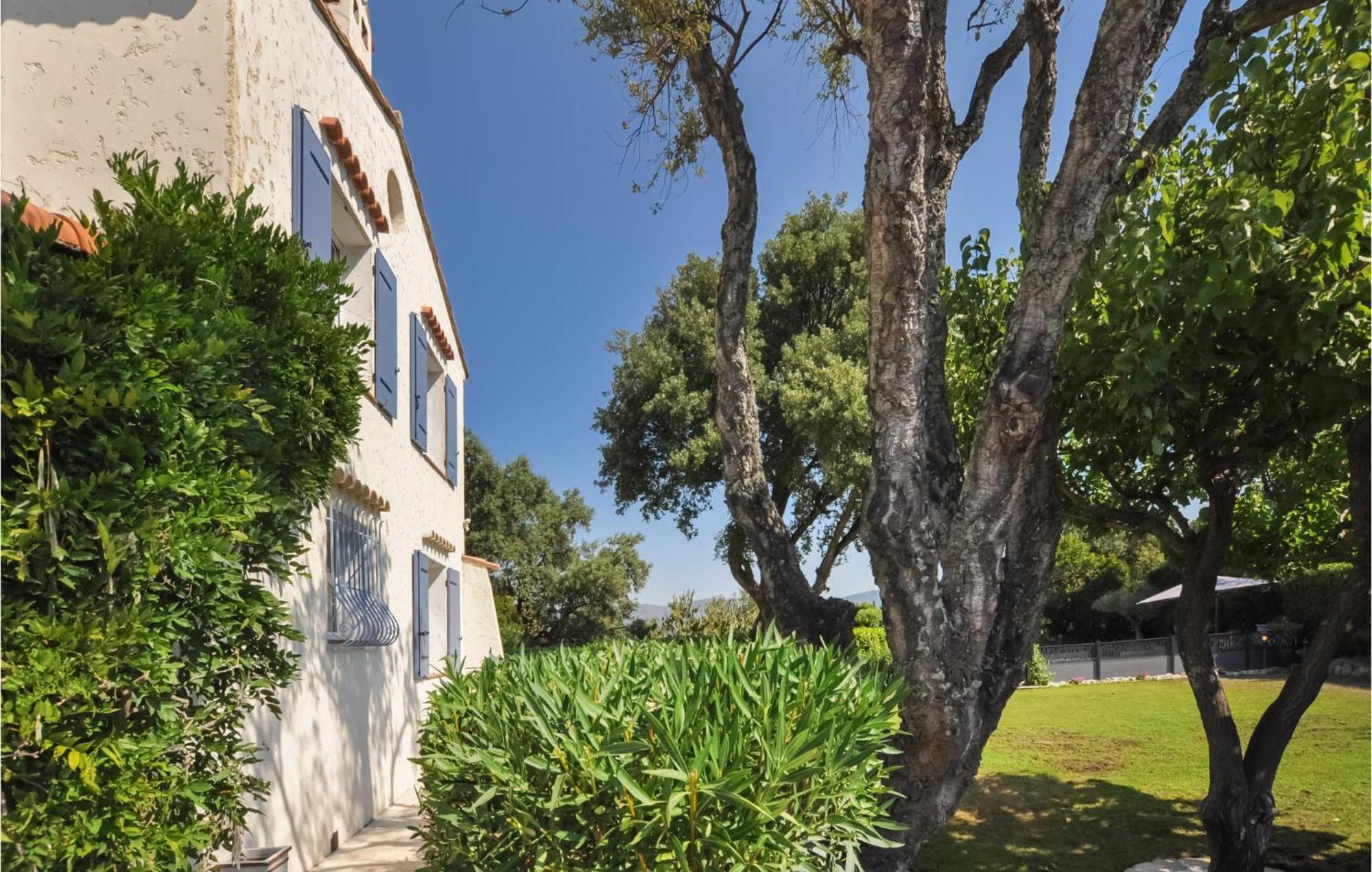 4 Bedroom Amazing In Hébergement de vacances Fréjus
