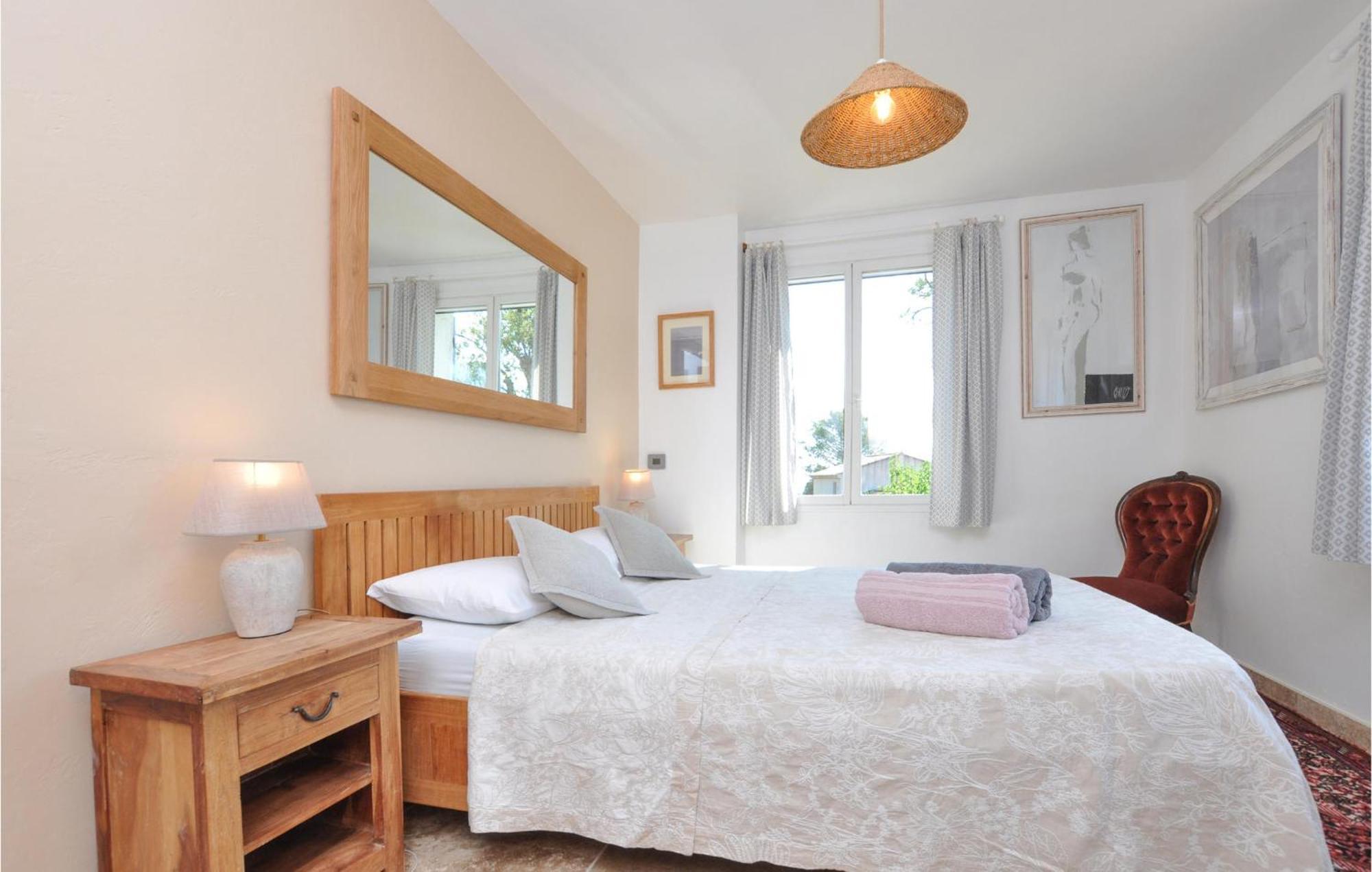 4 Bedroom Amazing In Hébergement de vacances Fréjus