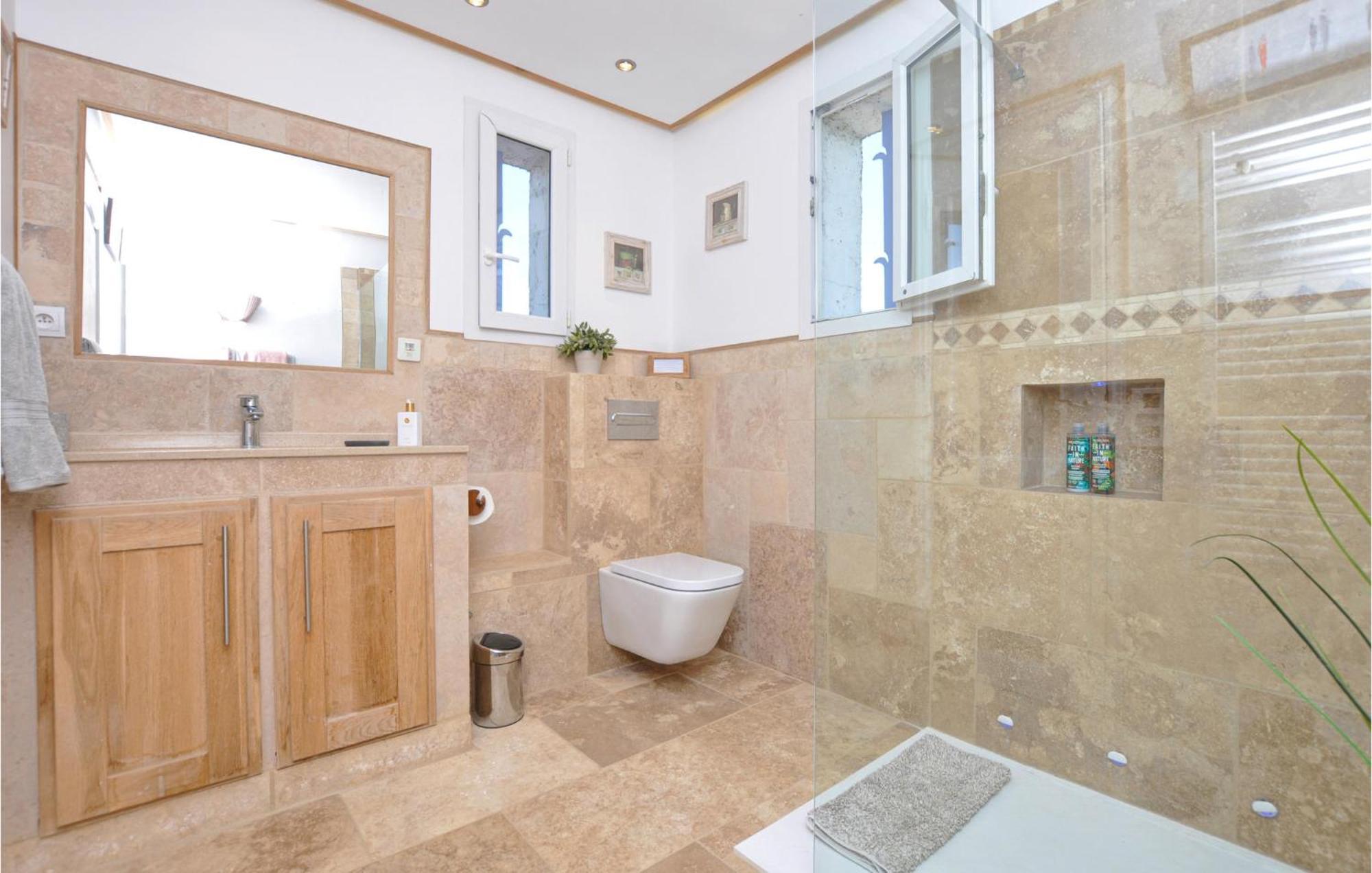 Hébergement de vacances 4 Bedroom Amazing In Fréjus